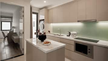 Premier Apartment, Courtyard View | Private kitchen | Fridge, microwave, stovetop, cookware/dishes/utensils
