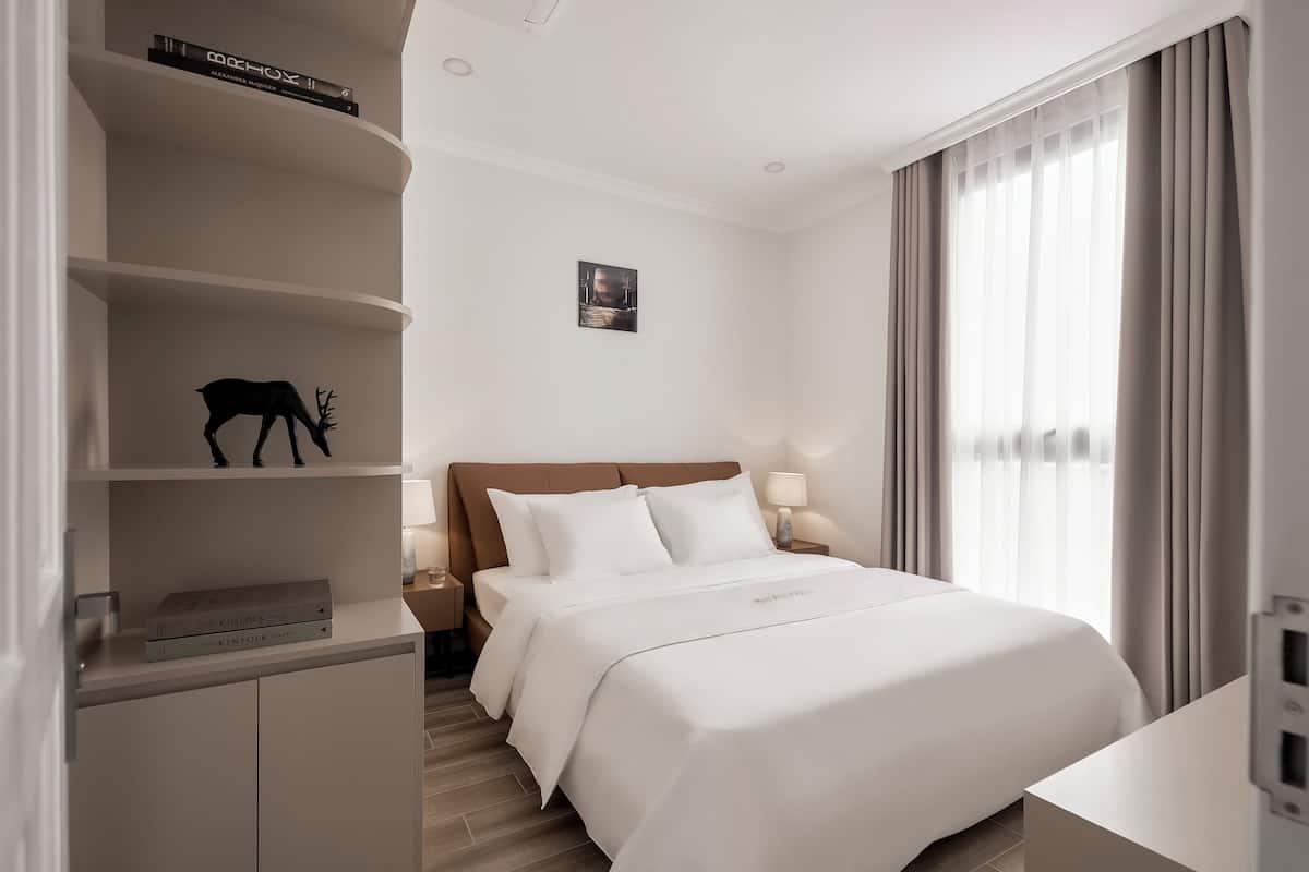 Hypo-allergenic bedding, minibar, individually furnished, desk