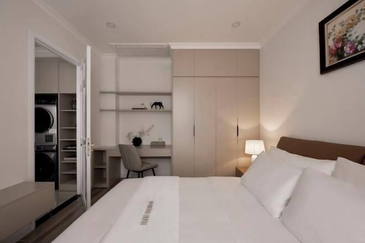 Seprai antialergi, minibar, meja kerja, dan ruang kerja ramah laptop