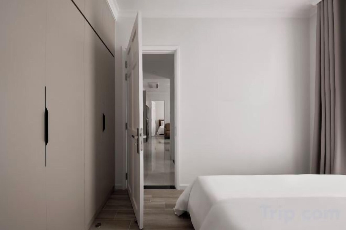 Ropa de cama hipoalergénica, minibar y escritorio