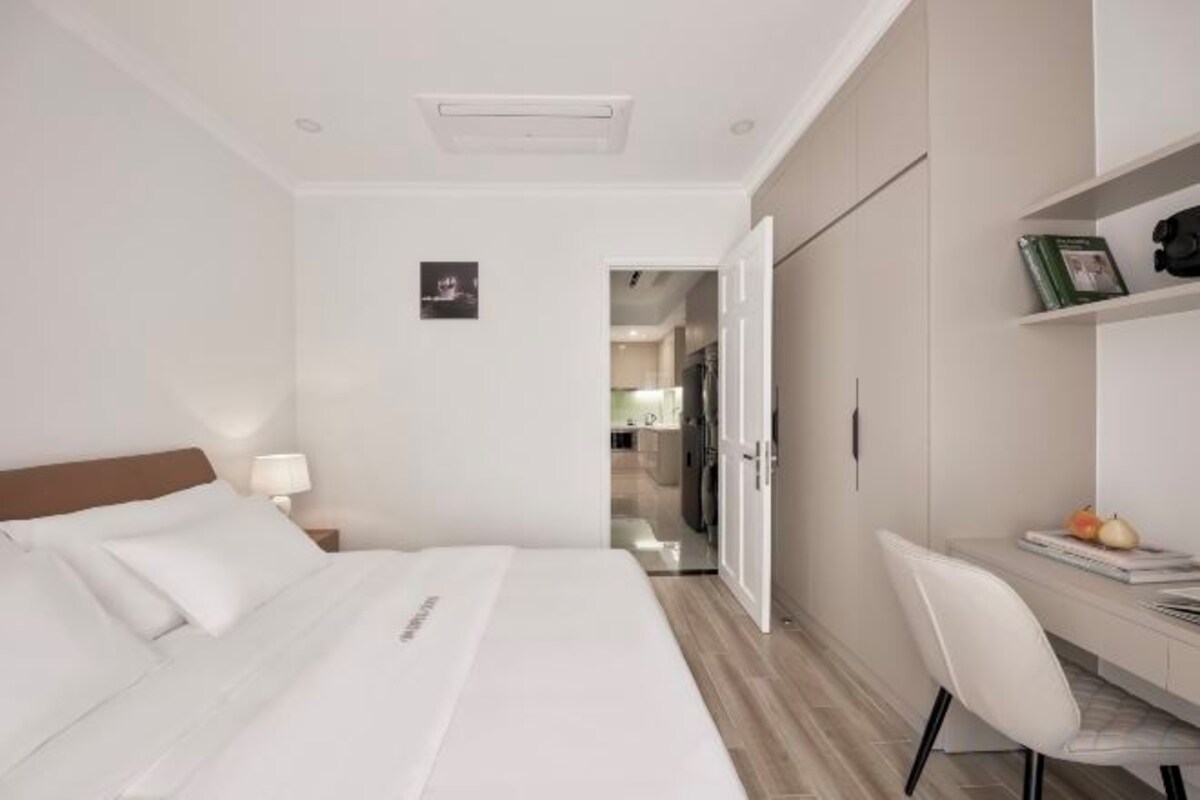 Ropa de cama hipoalergénica, minibar y escritorio 