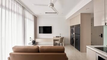 Hypo-allergenic bedding, minibar, individually furnished, desk