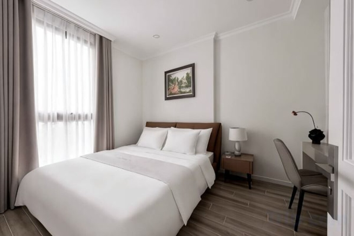 Ropa de cama hipoalergénica, minibar y escritorio 