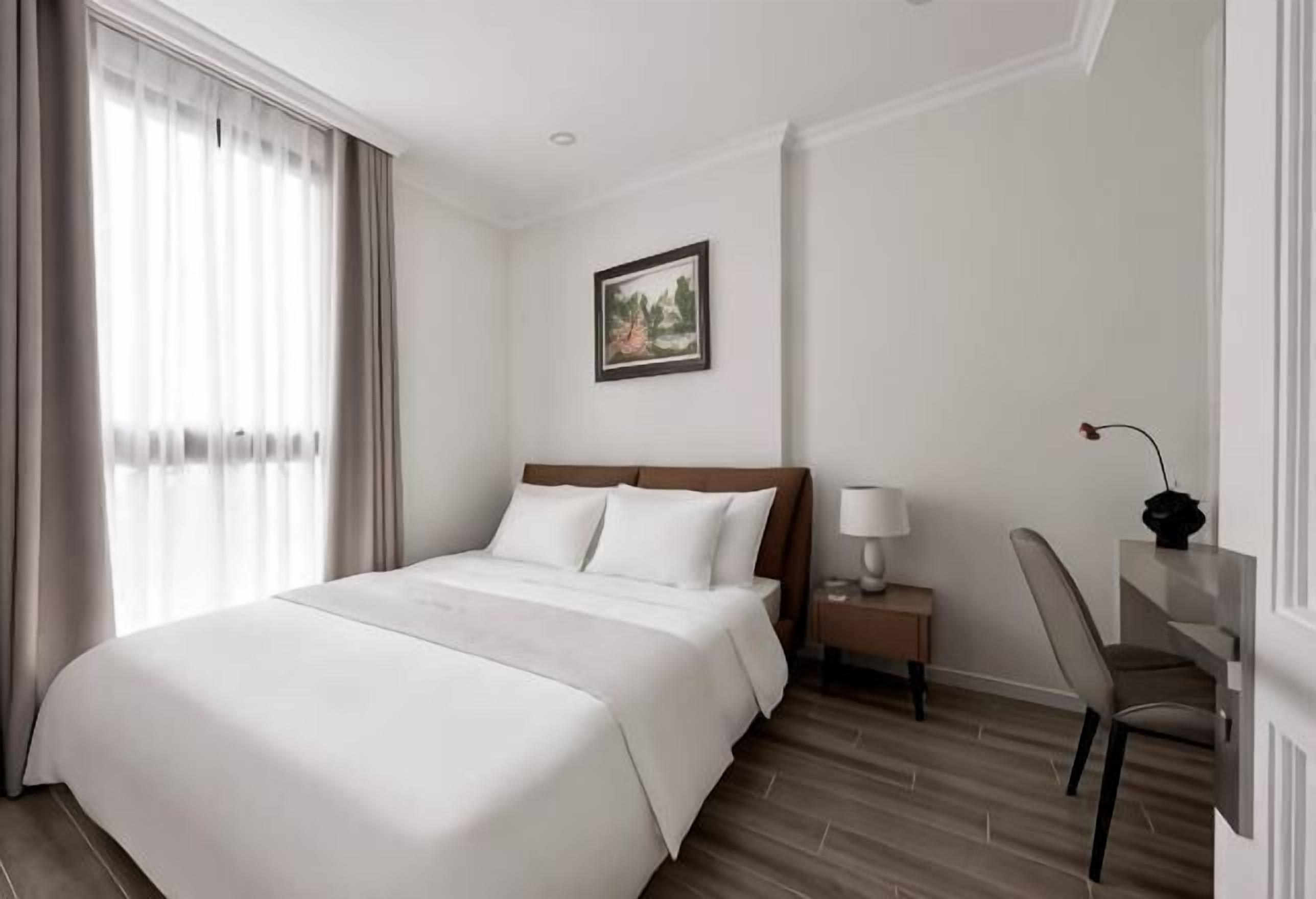Hypo-allergenic bedding, minibar, individually furnished, desk