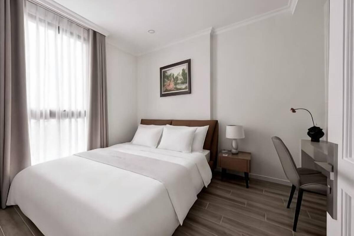 Seprai antialergi, minibar, meja kerja, dan ruang kerja ramah laptop