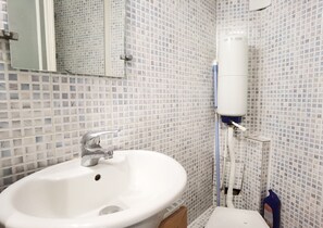 Douche, sèche-cheveux, serviettes fournies, savon