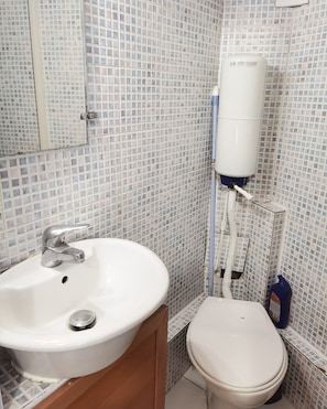Douche, sèche-cheveux, serviettes fournies, savon