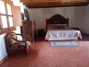 Cortinas blackout, tabla de planchar con plancha y wifi gratis