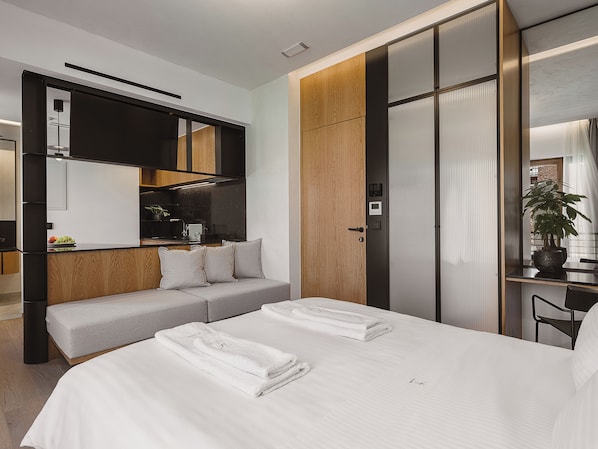 1 bedroom, in-room safe, desk, free WiFi