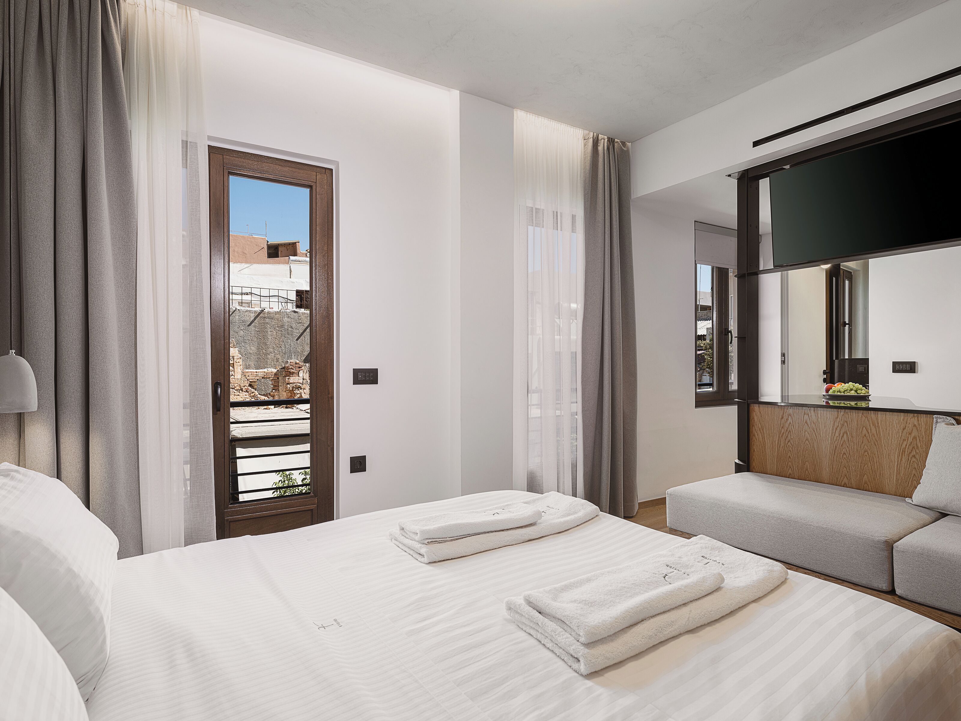 1 habitación, caja de seguridad en la habitación y escritorio 