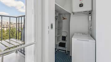 Departamento urbano, 1 cama matrimonial y sofá cama, para no fumadores | Tabla de planchar con plancha, cunas, cuna de viaje y wifi gratis