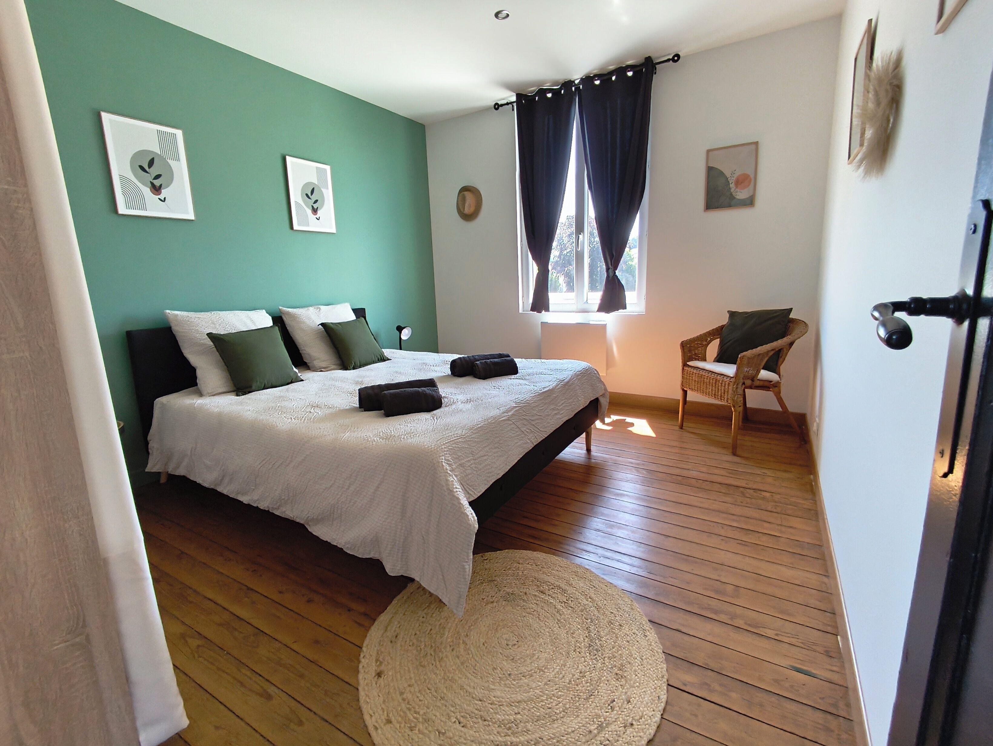 3 habitaciones, tabla de planchar con plancha, wifi y ropa de cama 