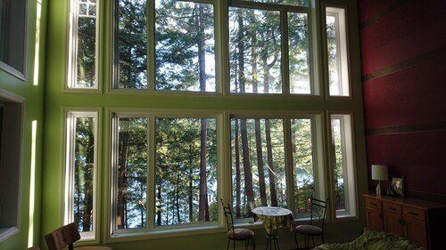 Chalet tout équipé au bord de l'eau avec plage privé et quai.