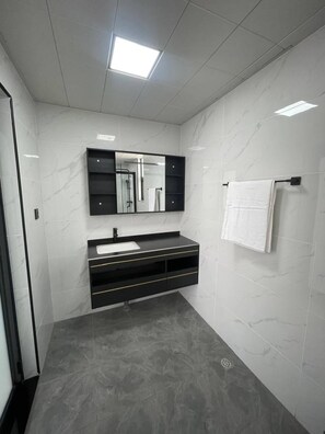 Douche, serviettes fournies, savon, papier toilette