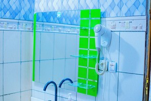 Een douche, een haardroger, handdoeken, zeep