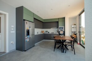 冷蔵庫、電子レンジ、オーブン、コンロ