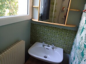 Serviettes fournies, papier toilette