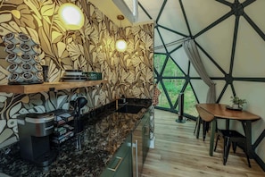 Micro-ondes, cafetière/bouilloire, grille-pain