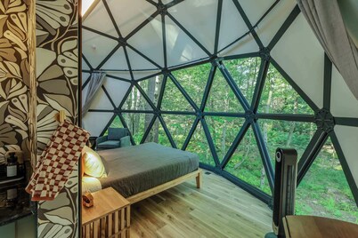 Large, luxurious geodesic dome - 04