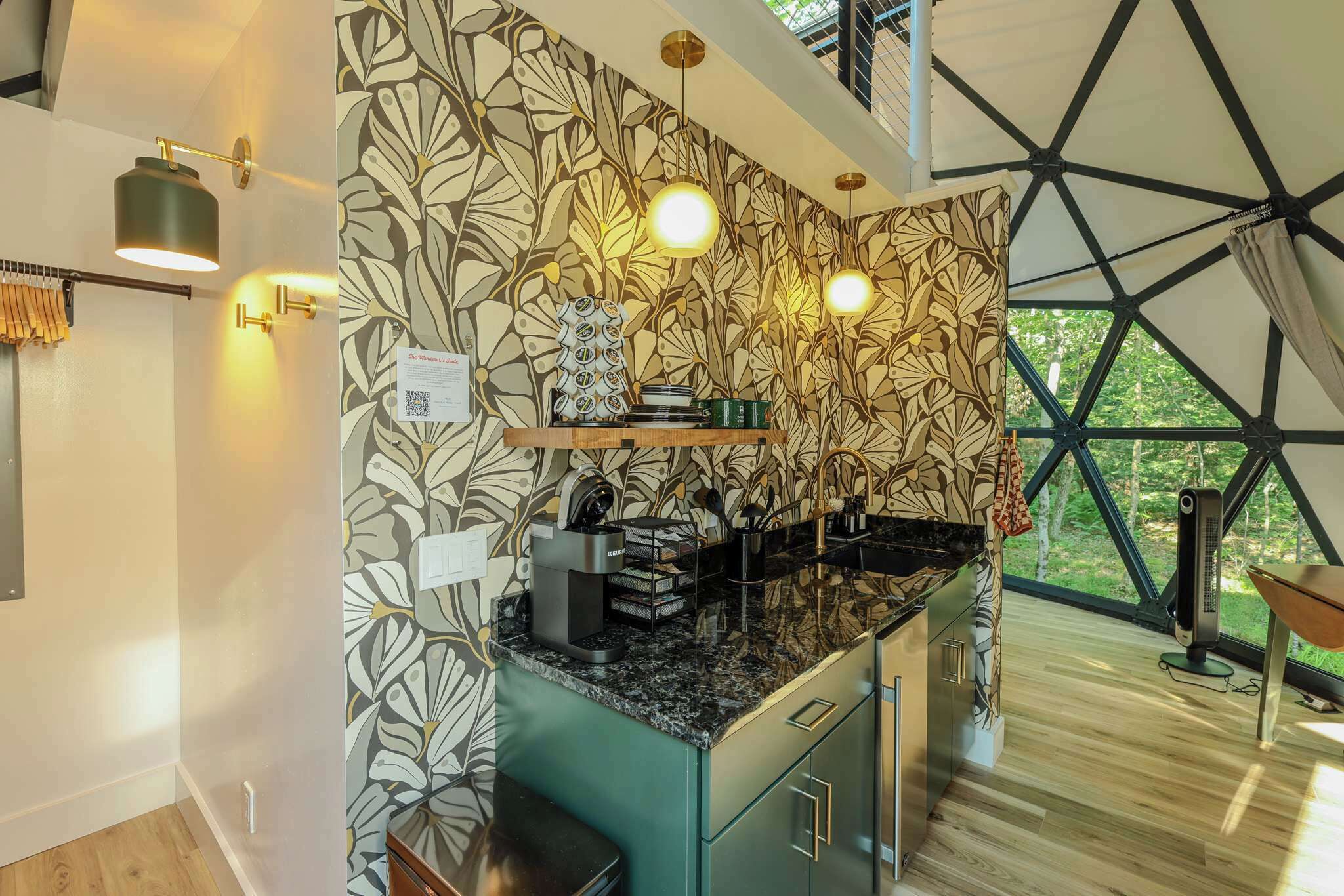 Mikrobølgeovn, kaffetrakter/tekoker, brødrister og kjøkkenutstyr