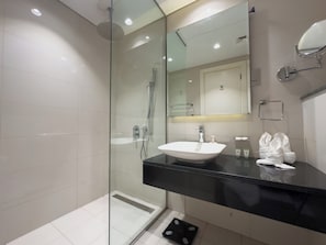 Douche, sèche-cheveux, bidet, serviettes fournies