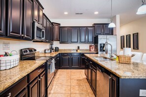 ثلاجة، ميكروويف، فرن، موقد طهي مسطح