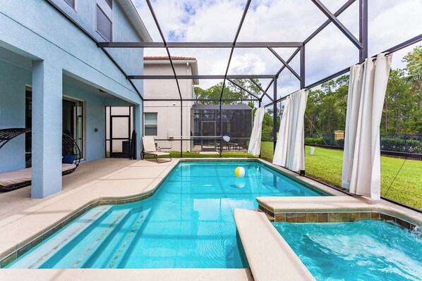 حمّام سباحة مُدفَّأ