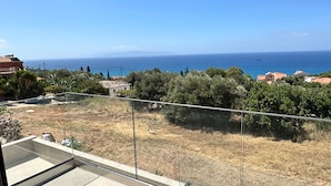 Un balcón con vistas despejadas al mar y la vegetación circundante.