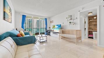 公寓客房, 1 間臥室, 可攜帶寵物, 海灘景觀 | 起居區 | 55-吋智慧型電視,提供數位頻道