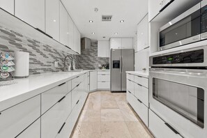 Condo, 1 Bedroom, Pets allowed, Beach View | Private kitchen - Beachfront Ocean View Balcony Pool Gym (Hollywood)