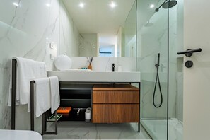 Shower, hair dryer, towels, soap - L'atelier L - Quartier des arts (Porto)