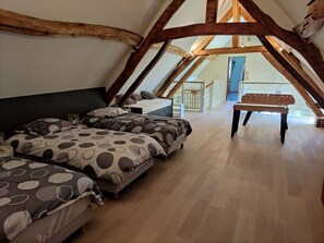 4 bedrooms, iron/ironing board, WiFi