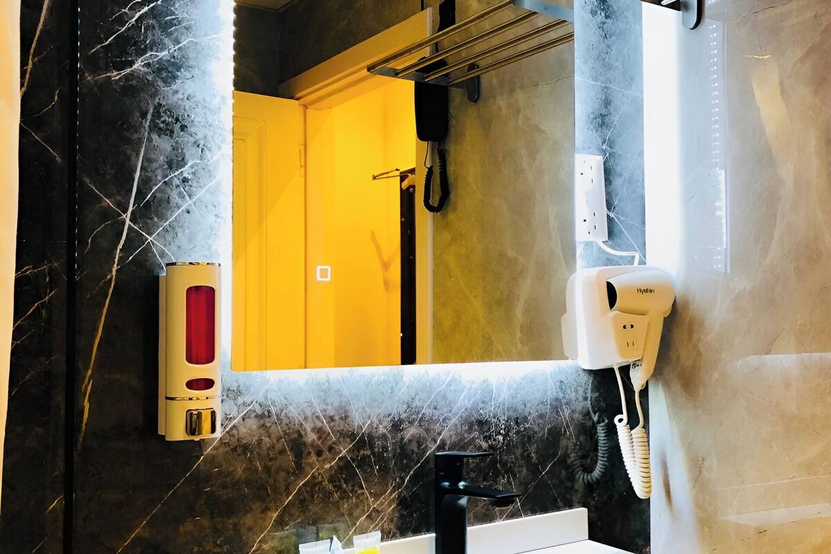Quarto casal ou duplo luxo, 2 camas de solteiro | Banheiro | Chuveiro/banheira combinados, secador de cabelo, toalhas de banho