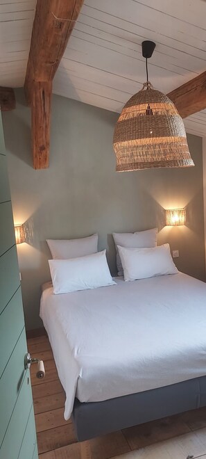 1 bedroom, bed sheets