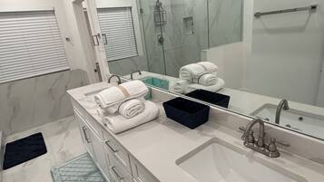 House, 3 Bedrooms | Bathroom | Free toiletries, hair dryer, soap, shampoo