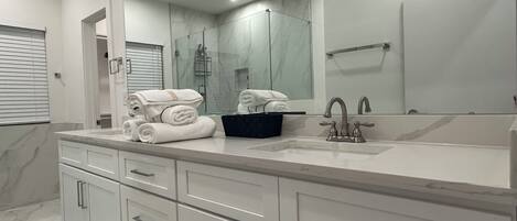 Huis, 3 slaapkamers | Badkamer | Gratis toiletartikelen, een haardroger, zeep, shampoo