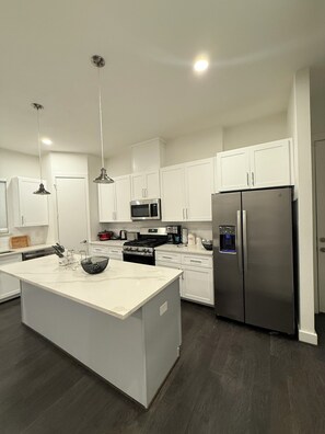 House, 3 Bedrooms | Private kitchen | Toaster, spices, freezer, ice maker - Luxury 3BR for Families Nurses and Group (Houston)