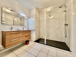 Chuveiro, secador de cabelo, papel higiênico 