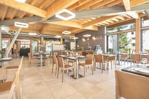 Dining - 10m from ski slopes, tv, ski locker, 40m², Les 7 Laux (Les Adrets)