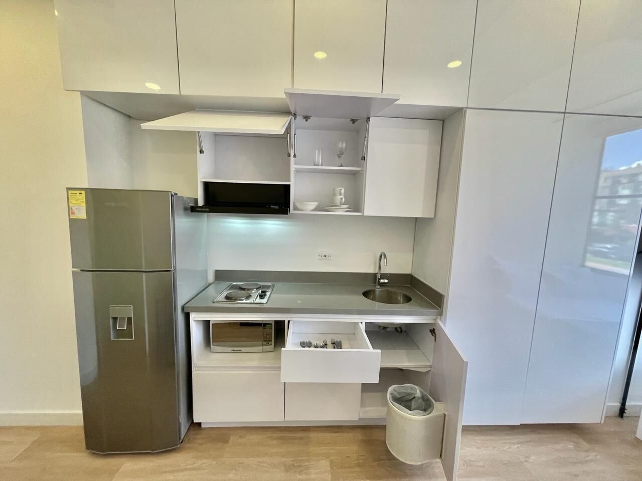 Apartamento conforto, cozinha americana, vista para a cidade | Cozinha privada | Geladeira grande, micro-ondas, cooktop, lava-louças
