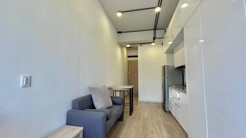 Apartemen Comfort, dapur kecil, pemandangan kota | Brankas, ruang kerja ramah laptop, dan setrika/meja setrika