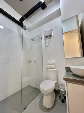 Comfort Apartment, Kitchenette, City View | Bathroom | Towels, soap, toilet paper - Unique Cozy Loft Santa Barbara 116 (Bogotá)