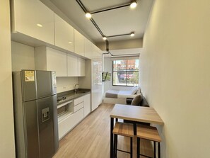 Appartement Confort, coin cuisine, vue ville | Salle de bain