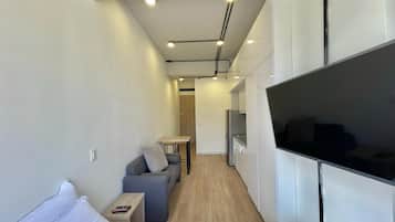 Departamento Confort, cocineta, vista a la ciudad | Caja de seguridad en la habitación y espacio para trabajar con laptop