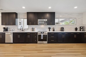 冰箱、微波炉、烤箱、炉灶