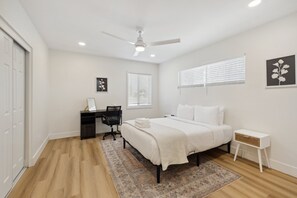 Schreibtisch, Reisekinderbett, kostenloses WLAN, Bettwäsche