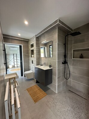 Haartrockner, Handtücher, Seife, Toilettenpapier