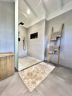 Haartrockner, Handtücher, Seife, Toilettenpapier