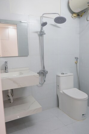 Habitación doble estándar | Baño | Amenidades de baño gratuitas, secadora de cabello, toallas, jabón