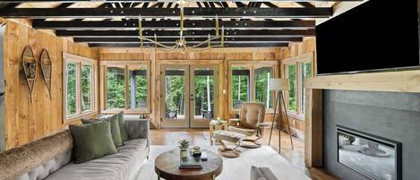 Televisie, een open haard en een kantoor